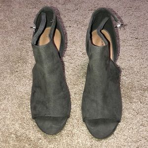 Bootie pumps, open toe, strap, heel.